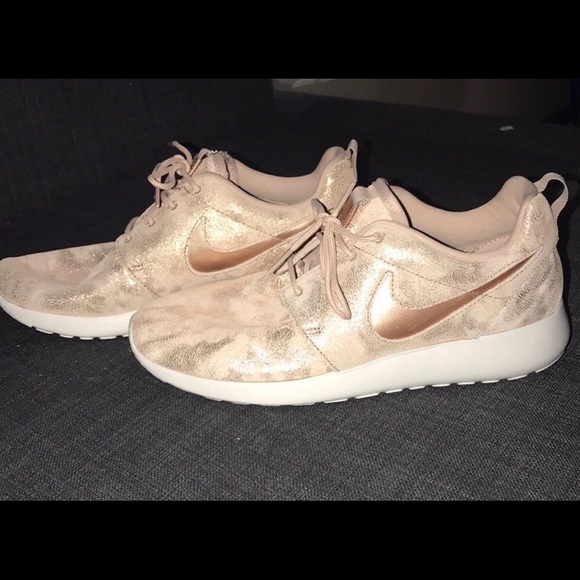 ROSE GOLD NIKE ROSHE RUNNING SHOES - Picture 5 of 5